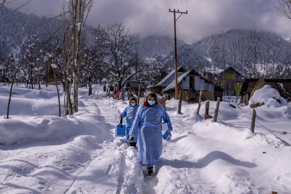 Kashmirlik tibbiyot xodimlari Foziya va Taslima Hindiston nazoratidagi Budgam shahrida vaksinalar olib ketishmoqda.