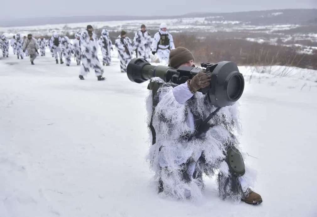 Askarlar Ukrainaning Lvov shahridagi Yavoriv harbiy poligonida NLAW tankka qarshi qurollarni qo‘llash bo‘yicha mashg‘ulotlarda qatnashmoqda.