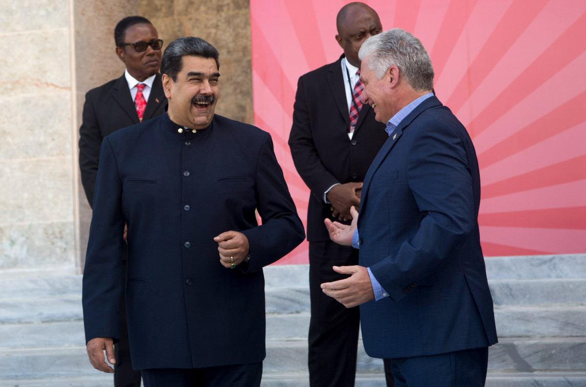 Венесуэла президенти Николас Мадуро (чапда) ҳамда Куба президенти Мигел Диас-Канел Америка халқларининг Боливар альянсининг (АLBA) саммитида. 14 декабрь, Гавана