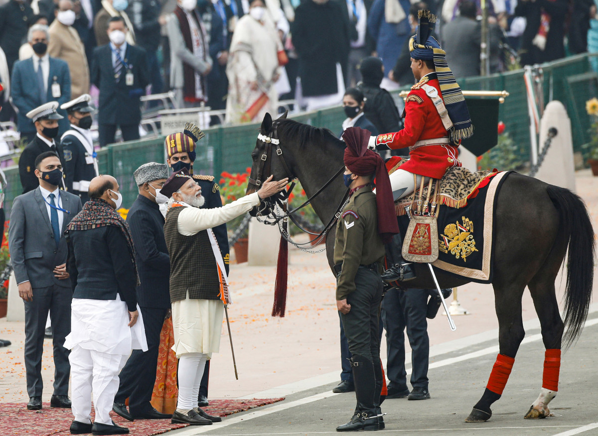 Hindiston bosh vaziri Narendra Modi prezident gvardiyasi askariga peshvoz chiqmoqda.