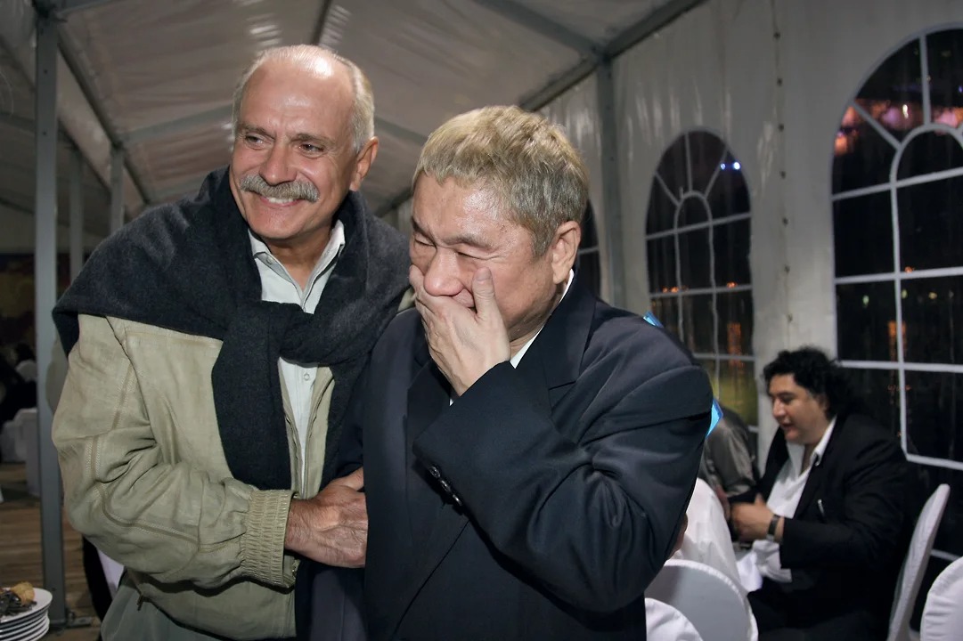 Takeshi Kitano va rossiyalik taniqli rejissor Nikita Mixalkov 2008-yilda o‘tkazilgan Moskva festivalida