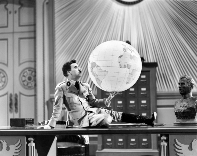 “Buyuk diktator” filmidan kadr (1940-yil). Chaplin Adolf Gitlerni juda eslatib yuboruvchi diktator Adenoid Hinkel obrazida.