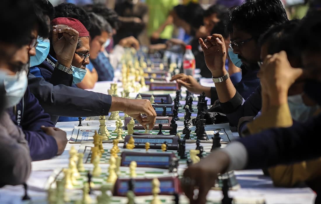 Бир гуруҳ шахмат ихлосмандлари Бангладеш пойтахти Дакка шаҳридаги боғда Севишганлар кунига бағишланган турнир уюштиришди.