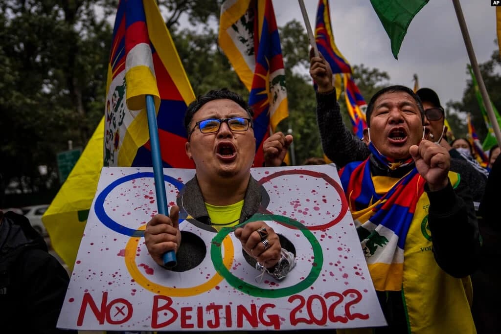 Qochqindagi tibetliklar Hindistonning Nyu-Dehli shahrida Pekin qishki Olimpiya o‘yinlariga qarshi norozilik namoyishi o‘tkazmoqda.