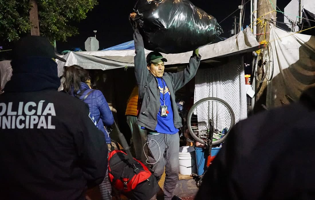 Meksika hukumati muhojirlarni turli yotoqxonalarga qayta taqsimladi. Migrantlar lagerda 2021-yil fevral oyidan beri yashab kelmoqda.