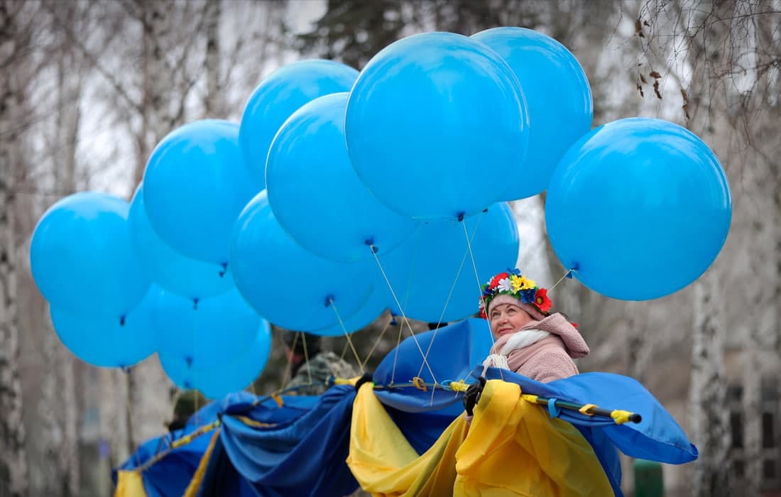 Ukrainalik faollar Donetsk tomon havo sharlariga bog‘langan bayroqni uchirdilar.