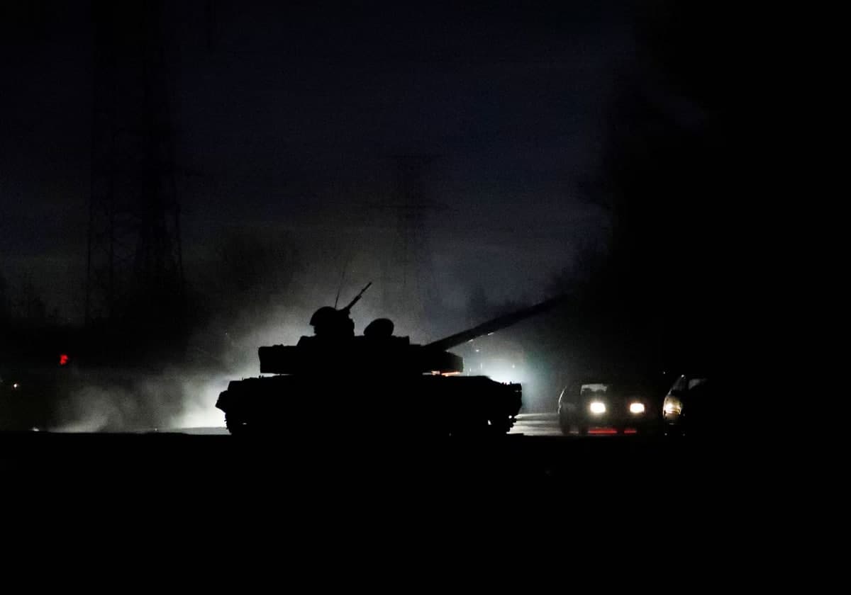 Prezident Vladimir Putin Ukrainaga rus qo‘shinlarini kiritish to‘g‘risida buyruq berganidan keyin Donetskdagi ko‘cha bo‘ylab ketayotgan tank.