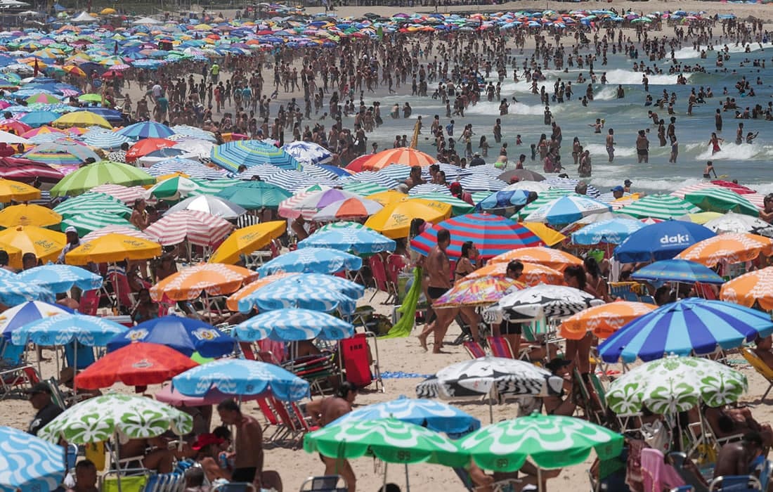 Braziliyada oxirgi 24 soat ichida 59 737 ta yangi koronavirus holati qayd etildi. Suratda: Rio-de-Janeyro sohillarida dam olayotgan odamlar.