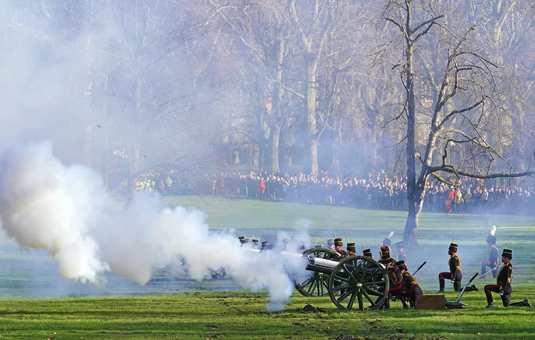 Лондондаги Green Park’да Royal Horse Artillery гуруҳи аъзолари Елизавета II тахтда ўтирганининг платина юбилейи расмий бошланиши муносабати билан ўт очмоқда.