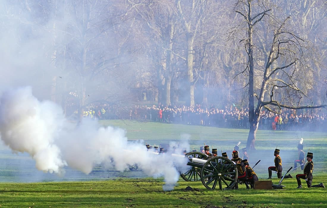 Londondagi Green Park’da Royal Horse Artillery guruhi a’zolari Yelizaveta II taxtda o‘tirganining platina yubileyi rasmiy boshlanishi munosabati bilan o‘t ochmoqda.