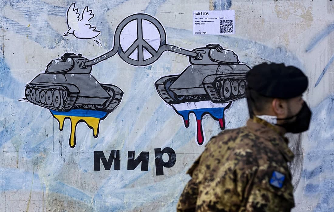 Rossiya va Ukrainaning Rimdagi elchixonalari yonida tinchlik ramzlari tushirilgan graffitilar paydo bo‘ldi.