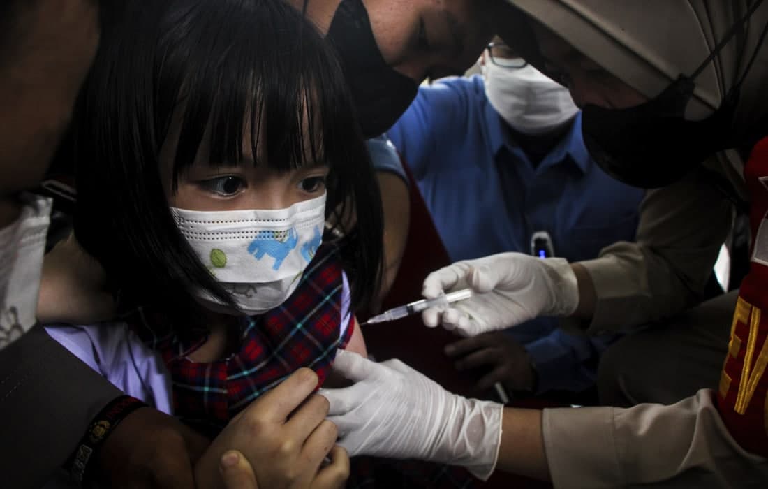 Indoneziyada 6 yoshdan 11 yoshgacha bo‘lgan bolalarni koronavirusga qarshi emlash davom etmoqda.