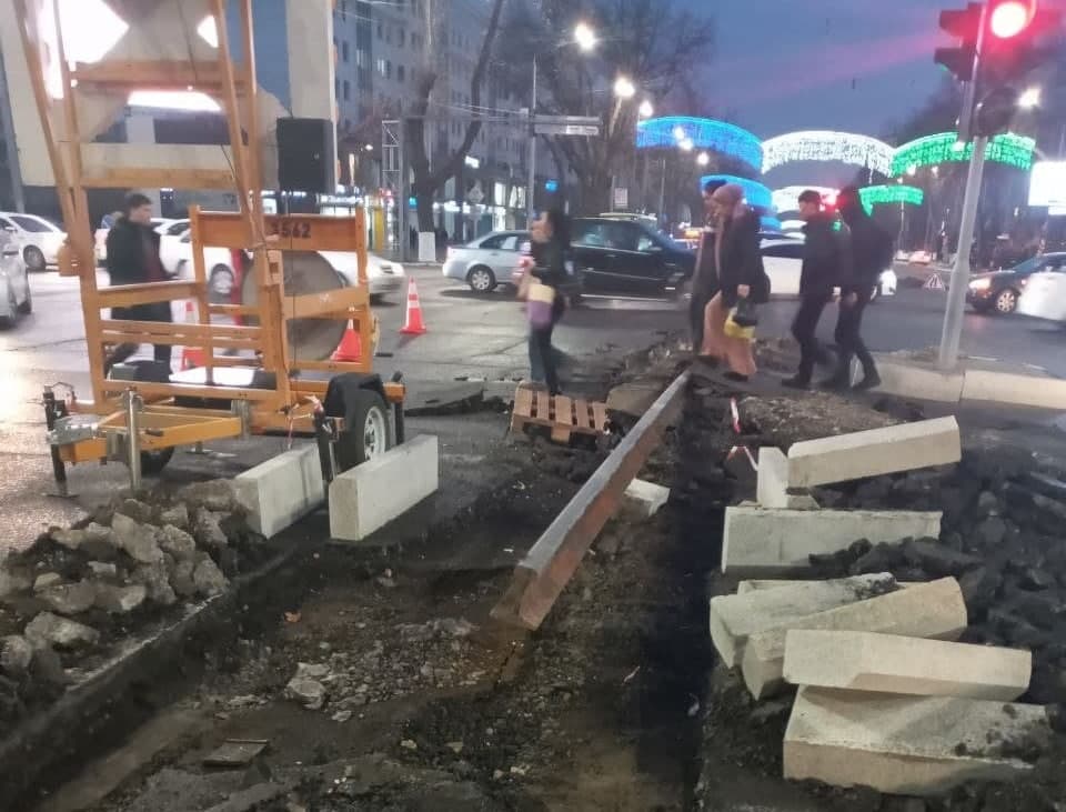 Toshkent shahri Alisher Navoiy shohko‘chasida asfalt ostida qolgan tarmvay yo‘li izi.