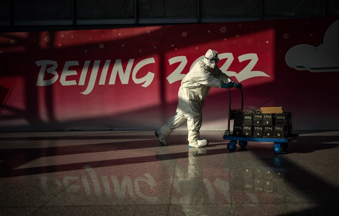 Пекиндаги аэропорт ишчиси юкларни керакли жойга олиб кетмоқда.