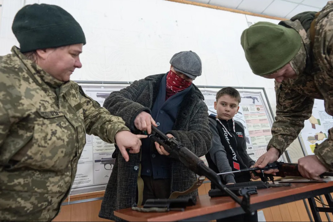 Hududiy mudofaa kuchlari o‘quvchilari — Ukraina Qurolli kuchlari tarkibidagi ko‘ngilli bo‘linma — Kalashnikov avtomatini yig‘ishni o‘rganmoqda