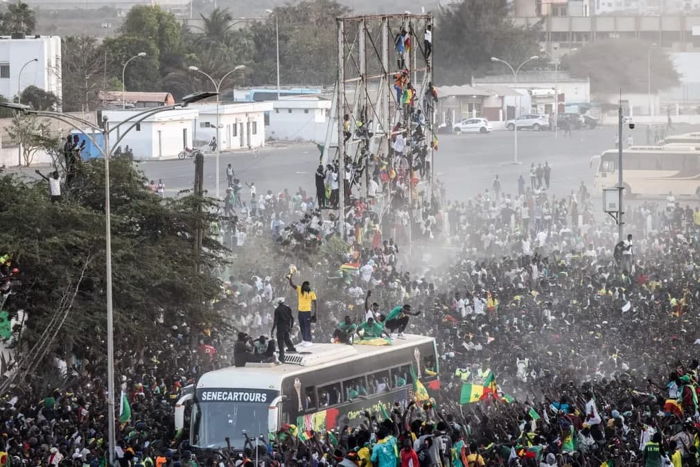 Senegal futbol jamoasi murabbiyi Aliu Sisse Afrika Millatlar Kubogida g‘olib chiqqanidan so‘ng kubokni ko‘tarayotganida muxlislari tomonidan olqishlanmoqda.