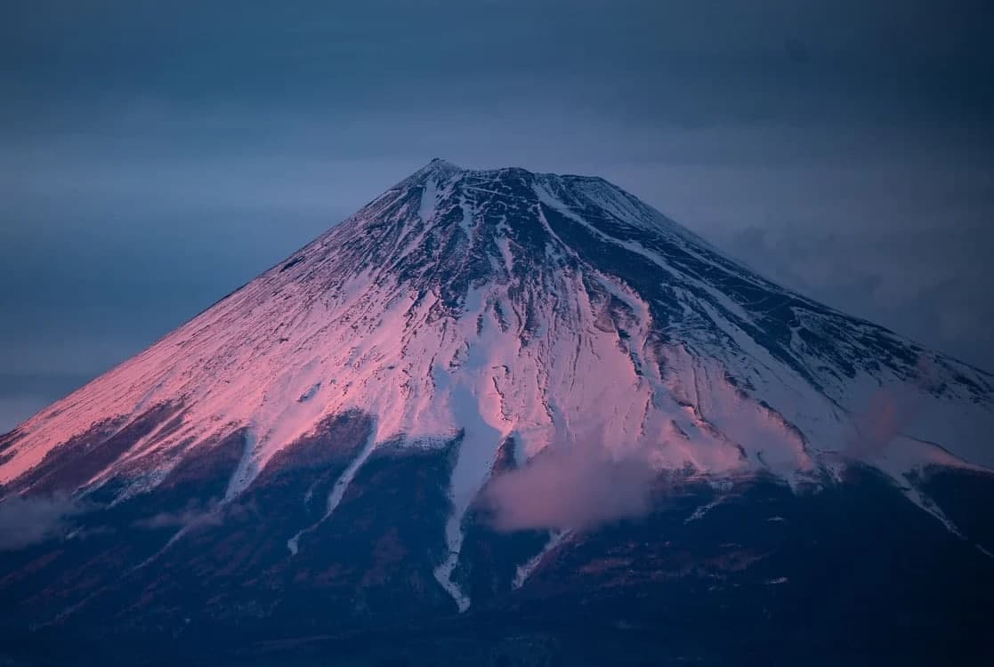 Tagonoura Minato bog‘idan ko‘rinib turgan Yaponiyaning eng baland tog‘i bo‘lgan – Fuji.