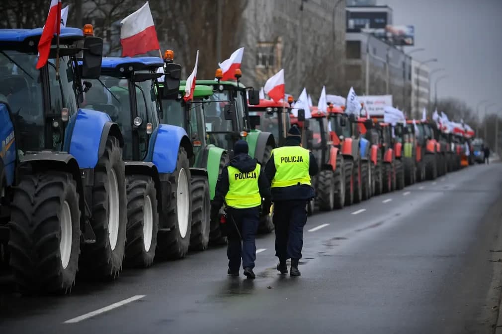 Polshaning AGROunia konservativ agrar siyosiy harakati a‘zolari fermerlar dehqonchilik sanoatidagi narxlarning oshishiga qarshi norozilik namoyishi chog‘ida ko‘chani to‘smoqda.