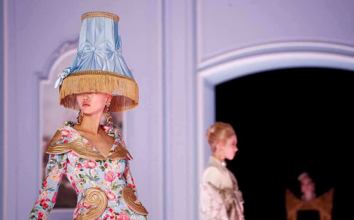 Model Milan moda haftaligida Moschino kuz/qish kolleksiyasidan yaratilgan asarni taqdim etmoqda.
