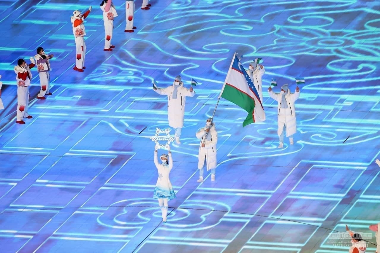 Пекин-2022 қишки Олимпиадаси очилиш маросимида иштирок этган Ўзбекистон делегацияси.