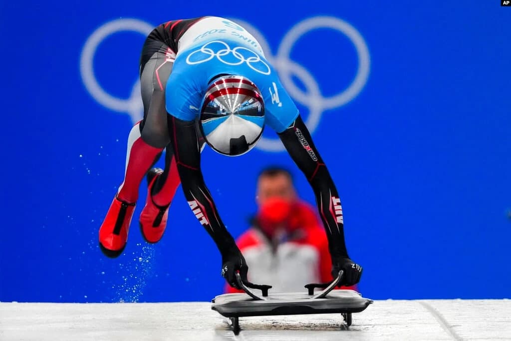Avstriyalik Janine Flok Pekinning Yansin tumanida 2022-yilgi Qishki Olimpiada o‘yinlarida ayollar skeletioni bo‘yicha 2-urinishni amalga oshirmoqda.