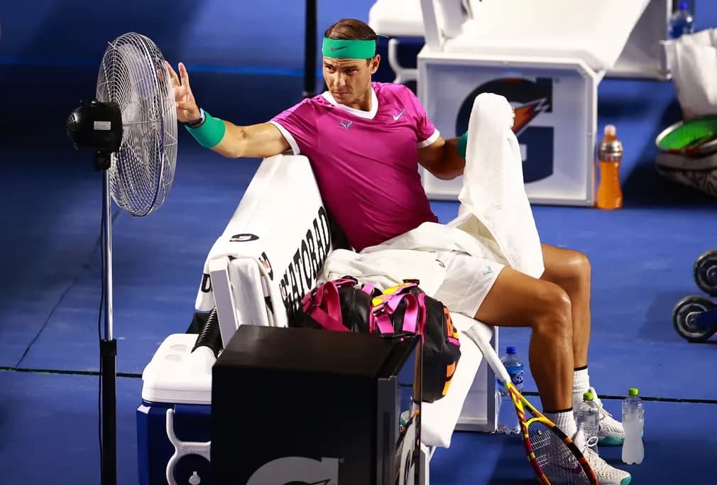 Rafael Nadal Mexican Tennis Open turniri doirasida amerikalik Stefan Kozlovga qarshi o‘yinda qo‘lini sovitmoqda.