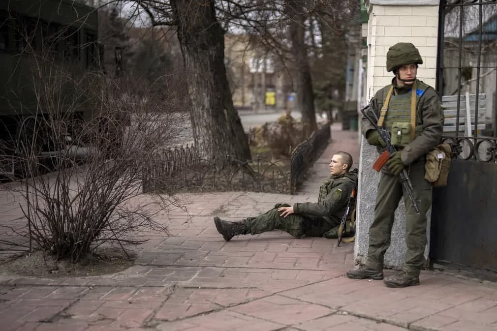 Rossiya bosqinchiligi davom etayotgan bir paytda ukrainalik askar yaralangan holda o‘tiribdi.