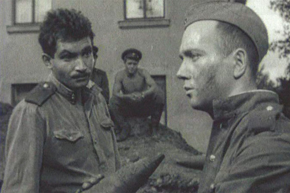 Суратда: «Бугун ишдан ҳайдалиш бўлмайди» фильмидан кадр, 1958 йил.