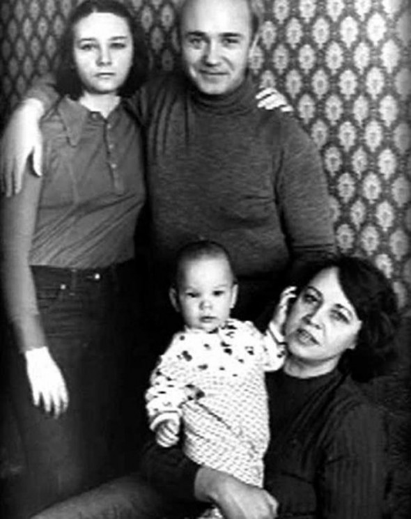 Suratda: Kuravlyov rafiqasi Nina, o‘g‘li Vasya va qizi Katya bilan, 1979 yil.