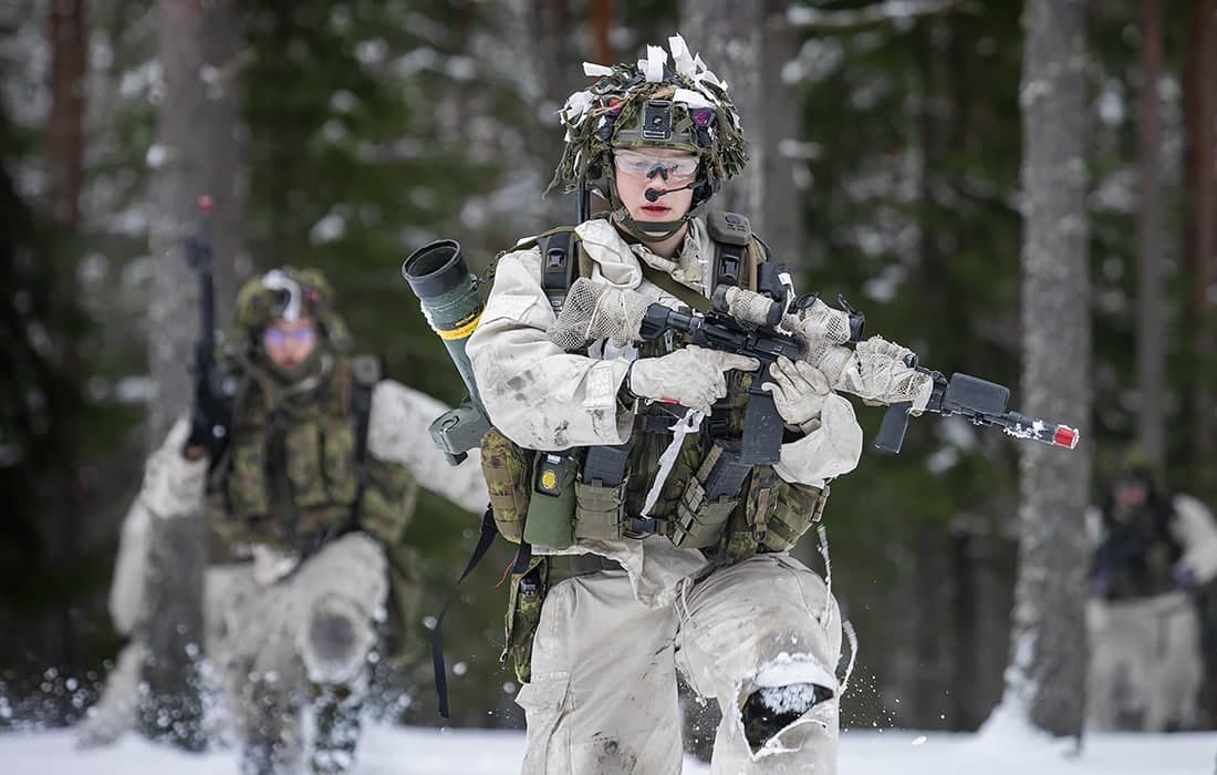 Estoniya armiyasi askarlari Lasne shahridagi markaziy poligonda NATO askarlari bilan mashg‘ulotlar paytida.