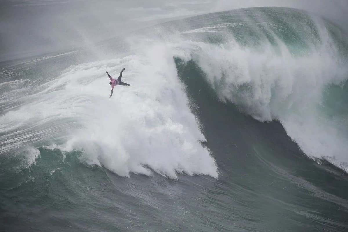 Fransiyalik syorfingchi Erik Rebyer Nazare shahri sohilida Tudor Nazare Tow Surfing Challenge musobaqasida qatnashmoqda.