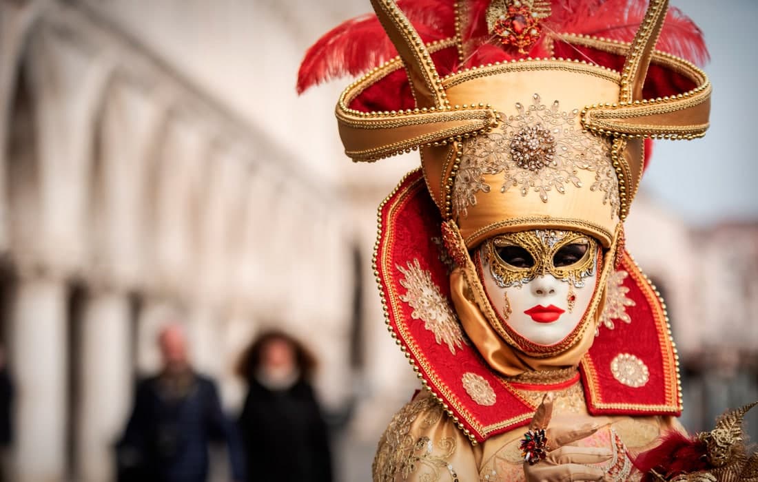 Венецияда анъанавий карнавал давом этмоқда.