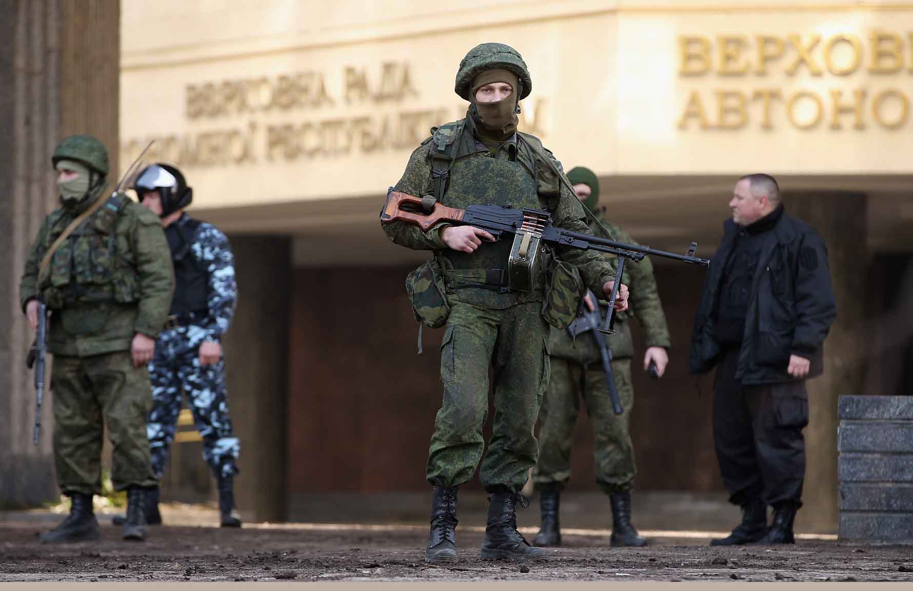 Qrim parlamenti binosini qo‘riqlayotgan rus askari. 2014-yil 1-mart