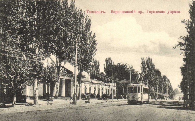 Voronovskiy (hozirgi akademik Sulaymonova) ko‘chasida harakatlanayotgan tor yo‘lakli tramvay. 1913-yil