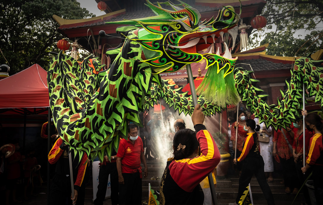 Bali oroli aholisi Yangi yil munosabati bilan ajdarho raqsini ijro etmoqda.