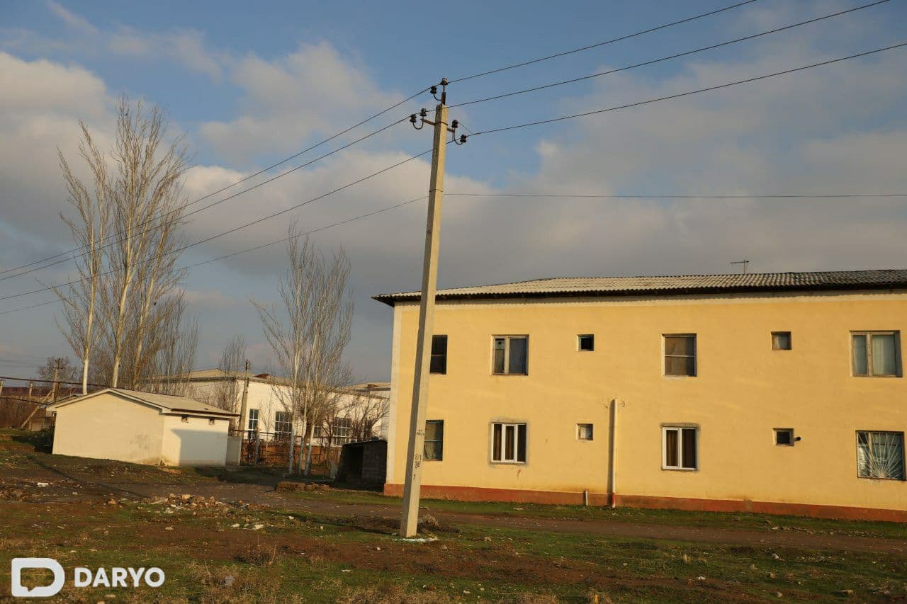 Viloyat prokuraturasi nazdidagi 10 kV “Oybek” havo liniyasi muhofaza zonasi (aslida oddiy beton simyog‘och).
