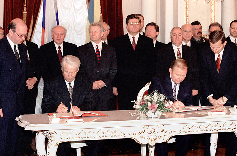 Prezidentlar Boris Yelsin va Leonid Kuchma strategik sheriklik to‘g‘risidagi shartnomani imzolamoqda. 1997-yil.