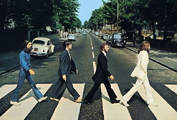 Abbey Road ko‘chasini kesib o‘tayotgan Bitlz guruhining eng mashhur suratlaridan biri
