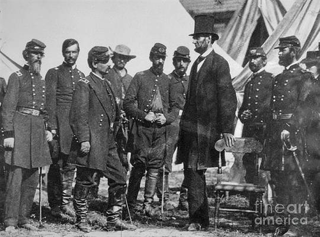 Avraam Linkoln Antetam jangida askarlar bilan. 1863-yil