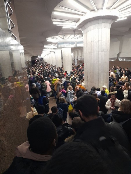 24-fevral kuni Ukrainada odamlar berkingan metro bekati.