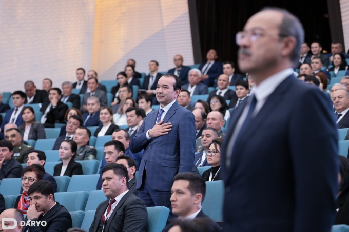 Madaniyat vaziri Ozodbek Nazarbekov va bosh vazir Abdulla Aripov prezidentdan topshiriq olmoqda.