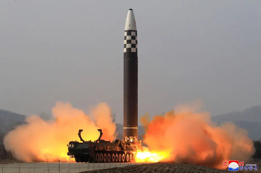 Shimoliy Koreyaning yangi turdagi qit’alararo ballistik raketasi – Xvasong Fo-17 noma’lum joyda sinovdan o‘tkazildi.