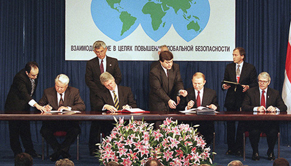 Budapesht memorandumining imzolanishi. Prezidentlar (chapdan o‘ngga) Boris Yelsin (Rossiya), Bill Klinton (AQSh), Leonid Kuchma (Ukraina) va Jon Meyjor (Buyuk Britaniya, bosh vazir)