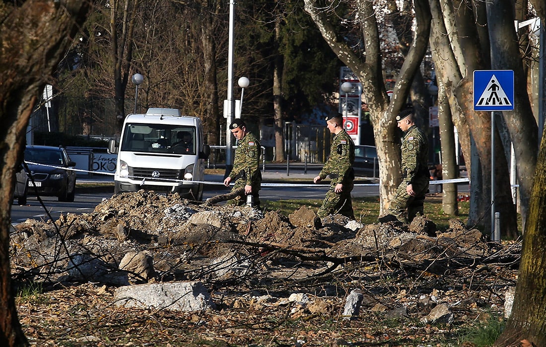 Xorvatiya askarlari Zagrebda harbiy uchuvchisiz samolyot qulagan joyni tekshirmoqda.