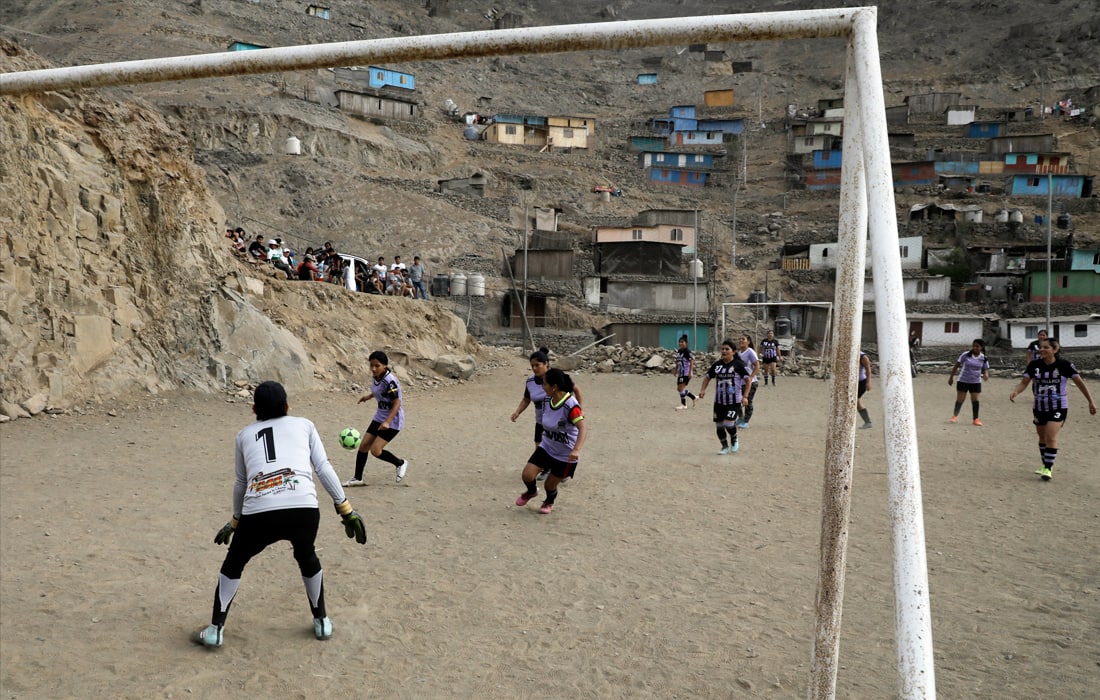 Peruning Villa-Rika shahrida futbol o‘ynayotgan ayollar.