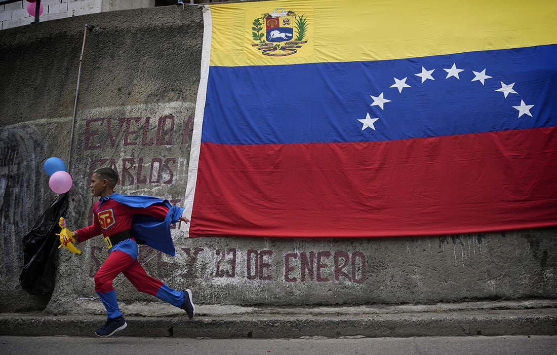 Karakasda supermenga o‘xshab kiyingan bola.