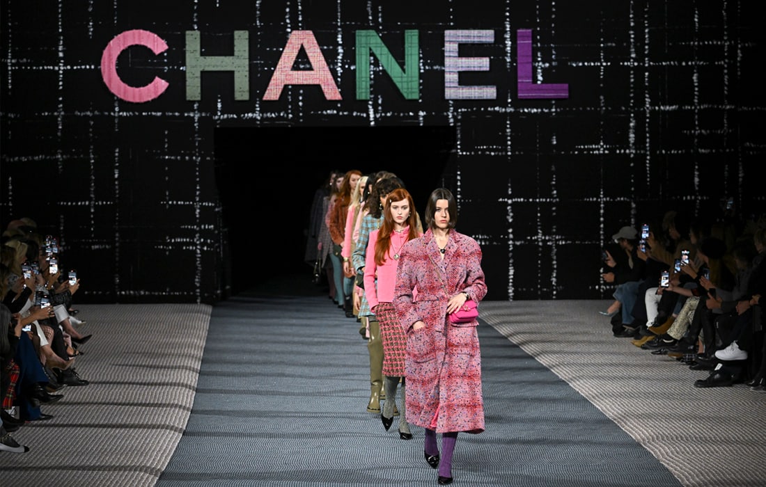 Parijdagi moda haftaligida Chanel namoyishi.