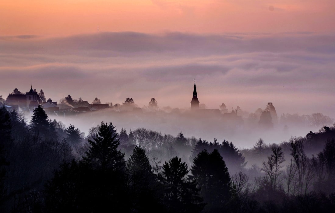 Кронберг шаҳрини қоплаган туман, Германия