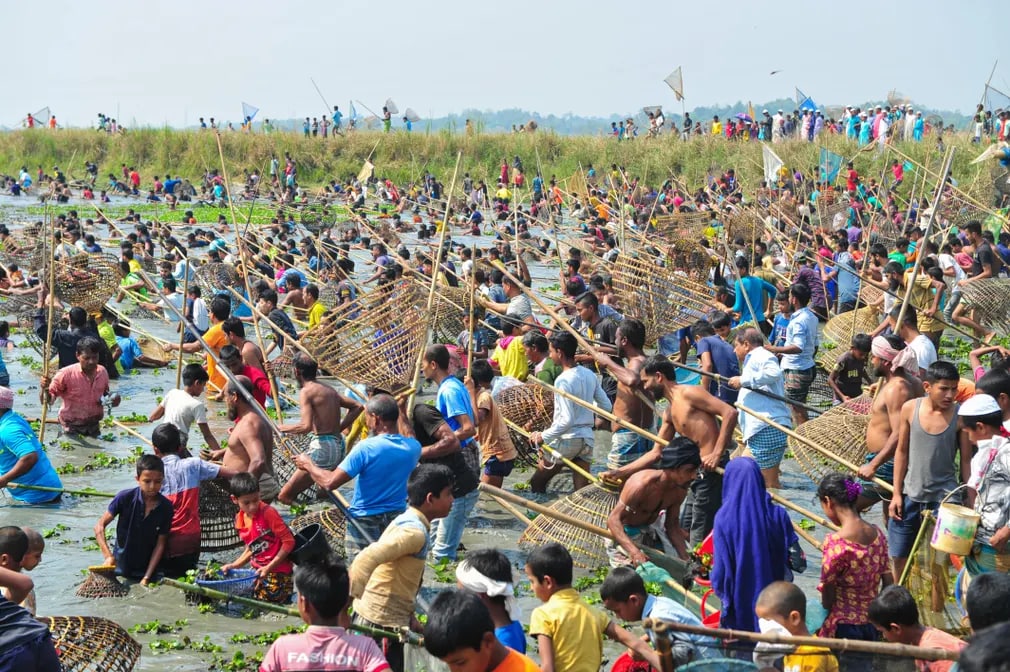 Bangladeshning Haripur va Balipara qishloqlari aholisi 200-yillik Polo Bava festivalida o‘zlarining an’anaviy baliq ovlash to‘rlari va bambuk hamda qamishdan yasalgan “polo”lari bilan qatnashmoqda.