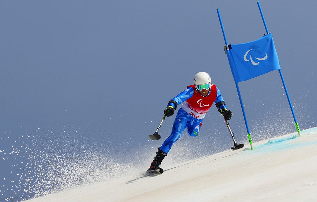 Italiyalik Davide Bendotti Pekin–2022 qishki Paralimpiya o‘yinlarining oltinchi kunida erkaklar o‘rtasidagi slalom bahslarida qatnashmoqda.